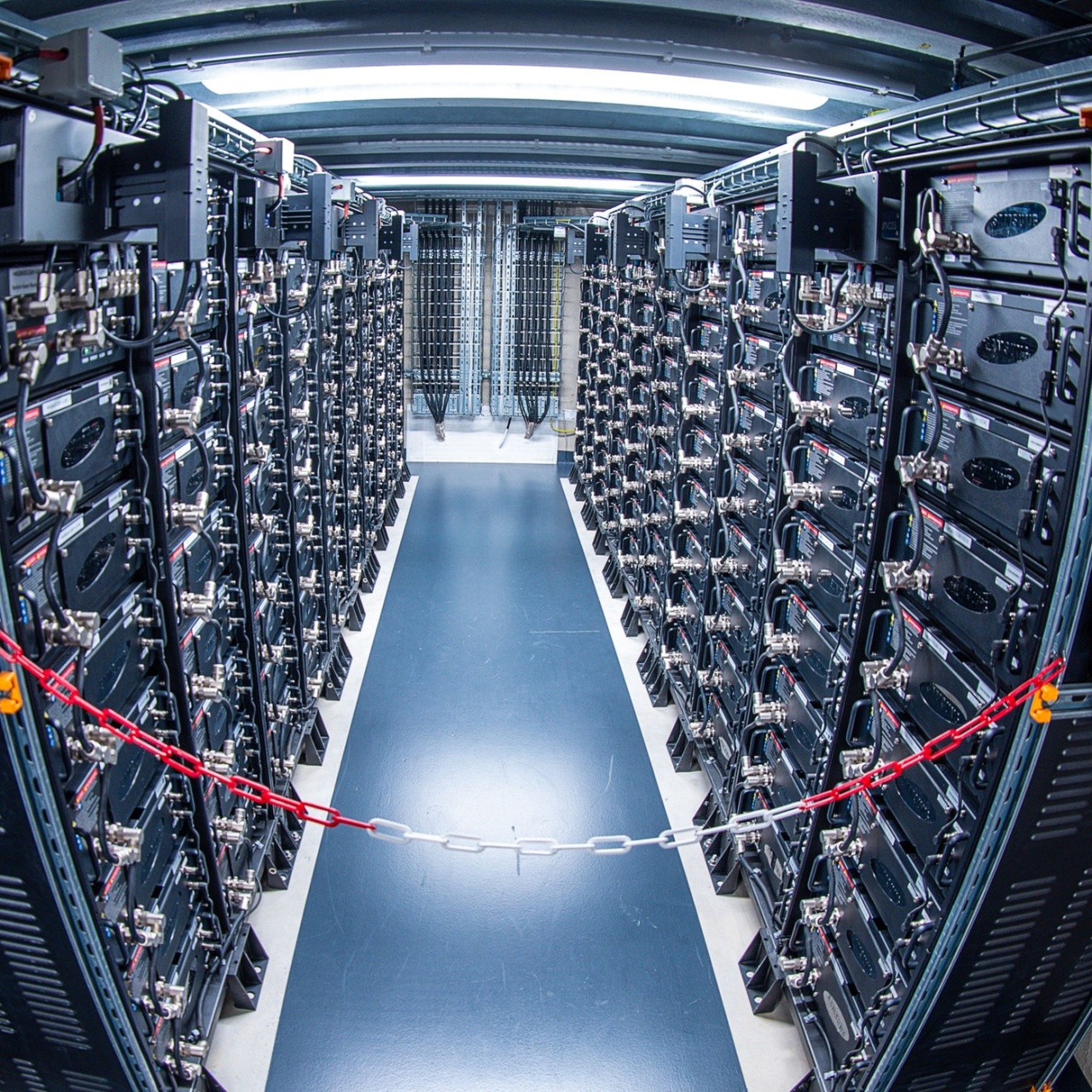 LeSpocky's tweet card. Batteriespeicher: Jetzt kommen die Megaprojekte!