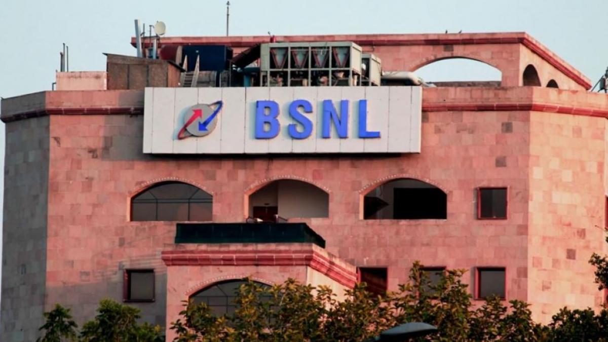 aajtak's tweet card. सरकारी टेलीकॉम कंपनी भारत संचार निगम लिमिटेड (BSNL) ने भारत में अपने एक नए 1,498 रुपये वाले प्रीपेड प्लान को लॉन्च किया है. इसमें ग्राहकों को 365 दिन की वैलिडिटी मिलेगा.