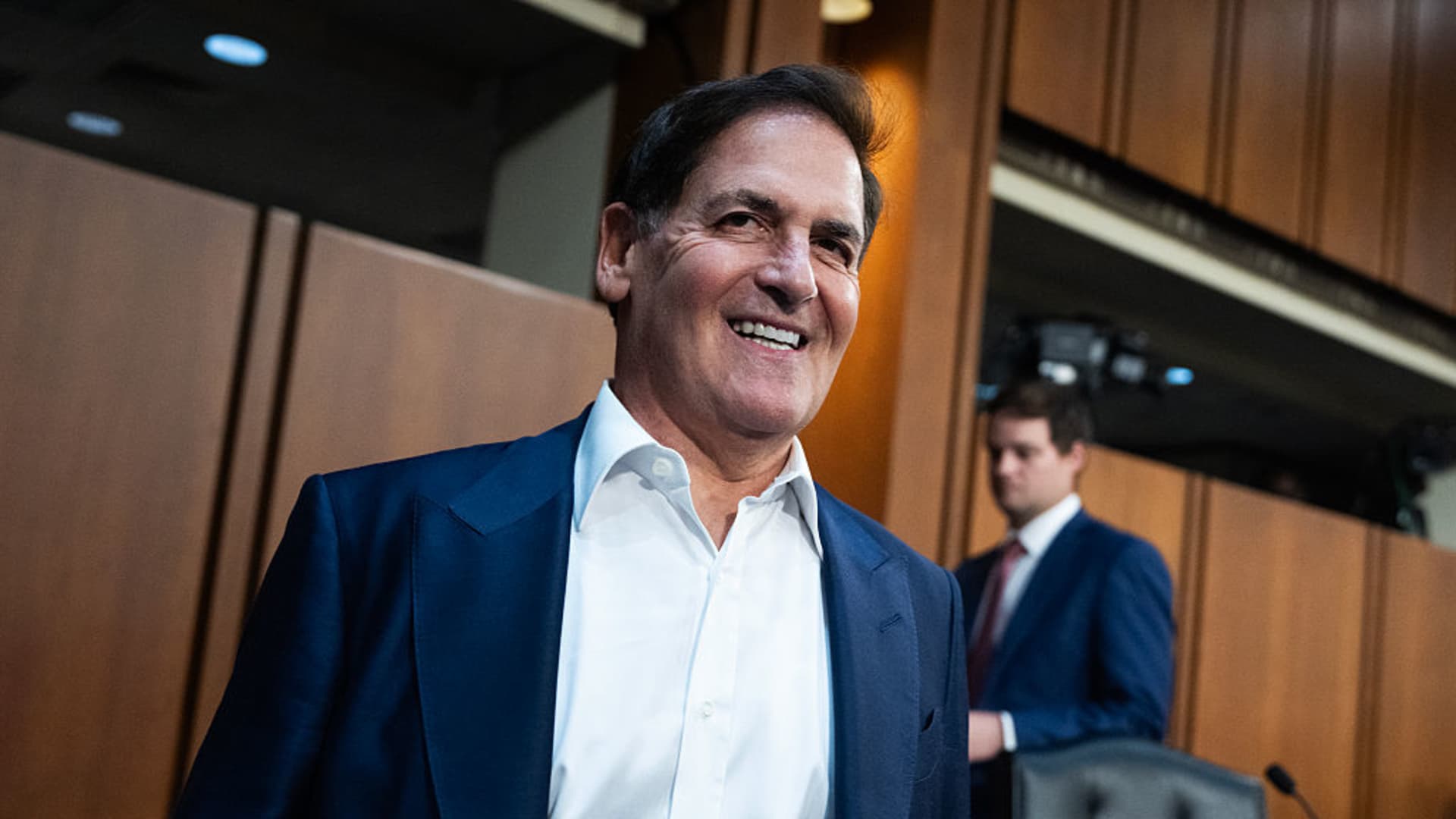 topusajobs's tweet card. If you're looking for an entry-level job in the age of AI, seek jobs at small- to medium-sized businesses over ones at large corporations, says Mark Cuban.