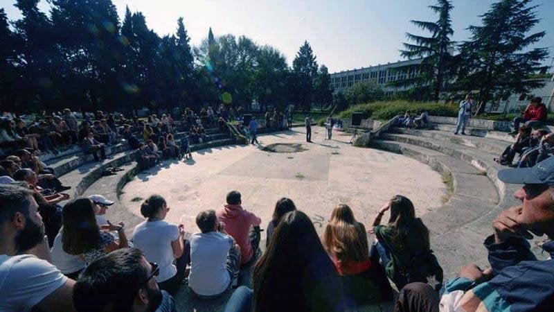 _SEO_webmaster's tweet card. Obustavite radove u dvorištu Gimnazije