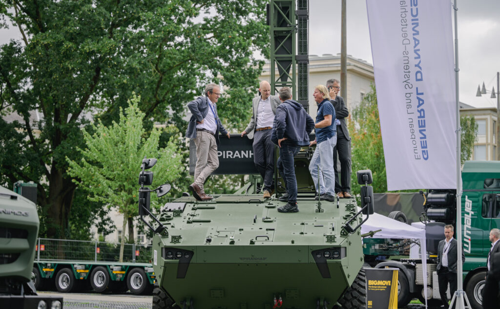 cpmDEFENCENTWRK's tweet card. Der 1. Tag der Rü.Net war geprägt von spannenden Diskussionen und einer großartigen Ausstellung. Auch der direkte Austausch kam nicht zu kurz.