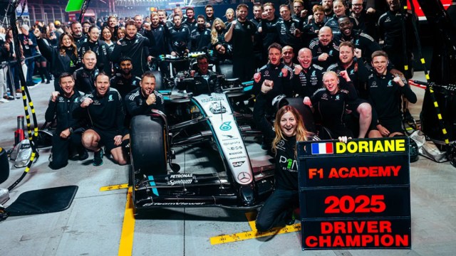 Aceleradasmgz's tweet card. En Las Vegas el equipo alemán le dio más importancia comunicativa a la piloto francesa que a los titulares de Fórmula 1 Pasan las temporadas, los equipos hacen balance y los pilotos van y vienen. P…