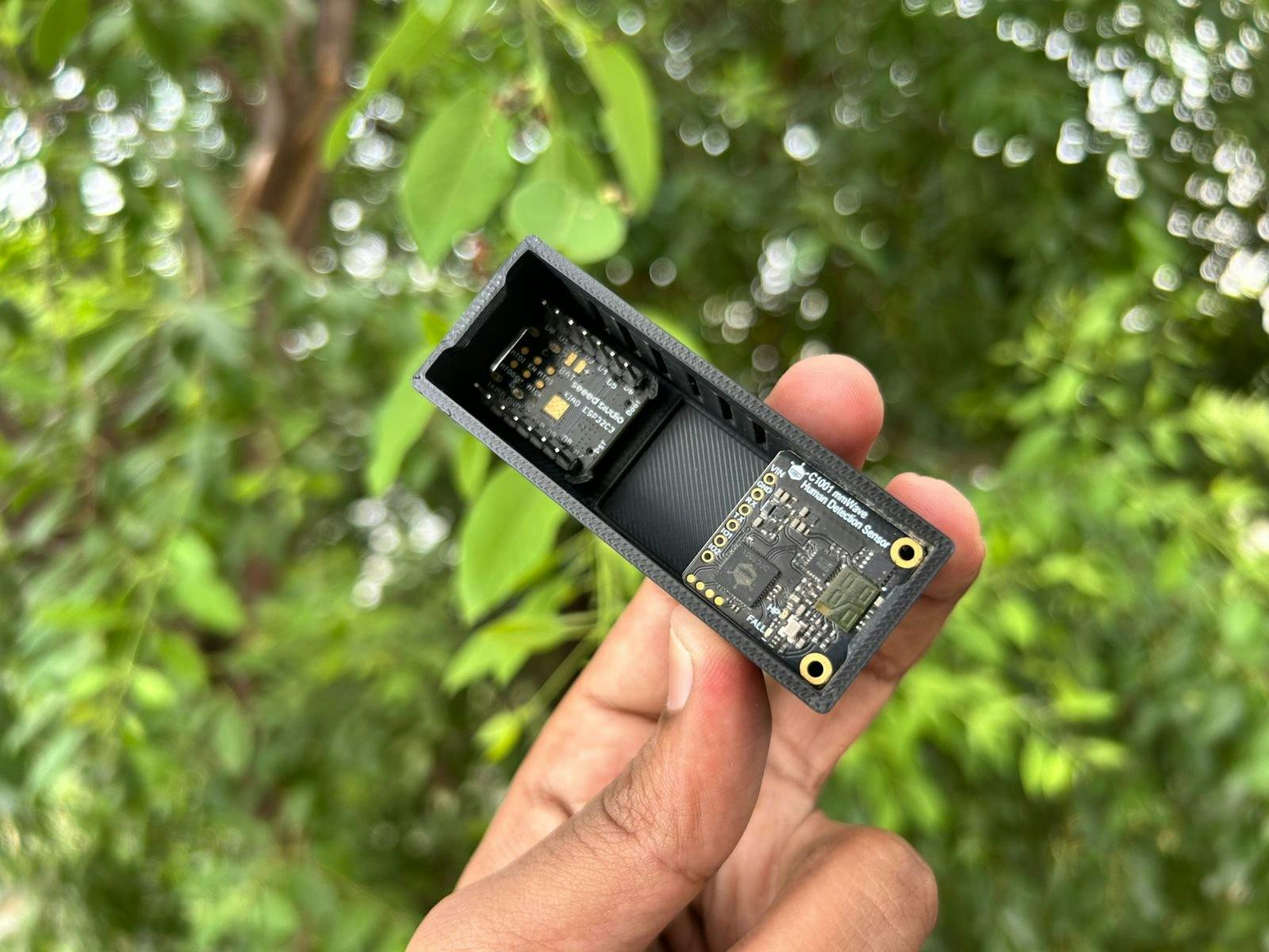 dfrobotcn's tweet card. This project combines the DFRobot C1001 mmWave Human Detection Sensor with the Xiao ESP32C3 and a custom 3D-printed enclosure.