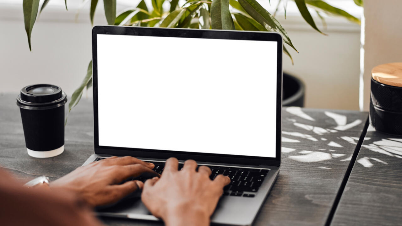 Inalco's tweet card. Les outils numériques peuvent-ils aider à la sauvegarde de quelque 2 000 langues locales parlées quotidiennement en Afrique ? C’était le thème d’un colloque organisé à Paris en mai. Explications.