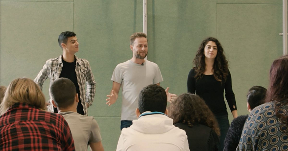 Channahdurlach's tweet card. Lesgeven over jodenvervolging en het Midden-Oosten kan voor leraren op de middelbare school een moeilijke situatie zijn. Je kunt in de klas te maken krijgen ...