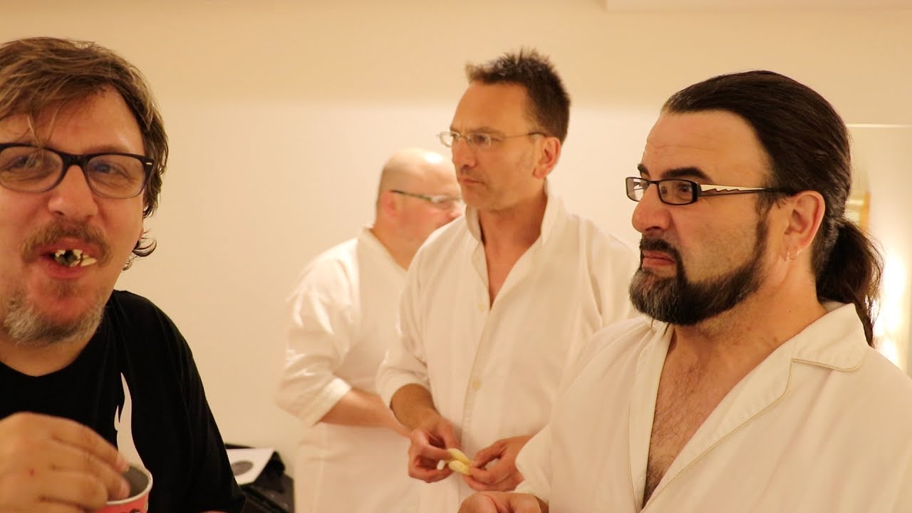 ArcanaKingsBand's tweet card. Weird Japanese Food - Eggs Benedict Pringles