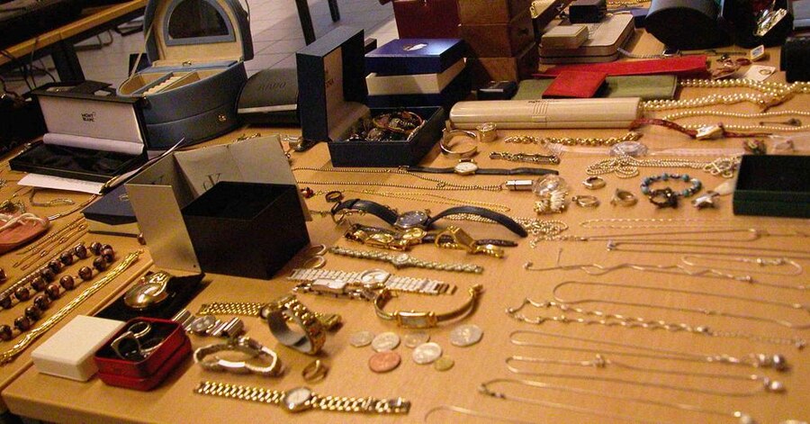 Hexanet2's tweet card. Une dame, employée dans une société de titres-services, faisait le ménage dans les bijoux de ses clients. Le "butin" est estimé à 14 000€.