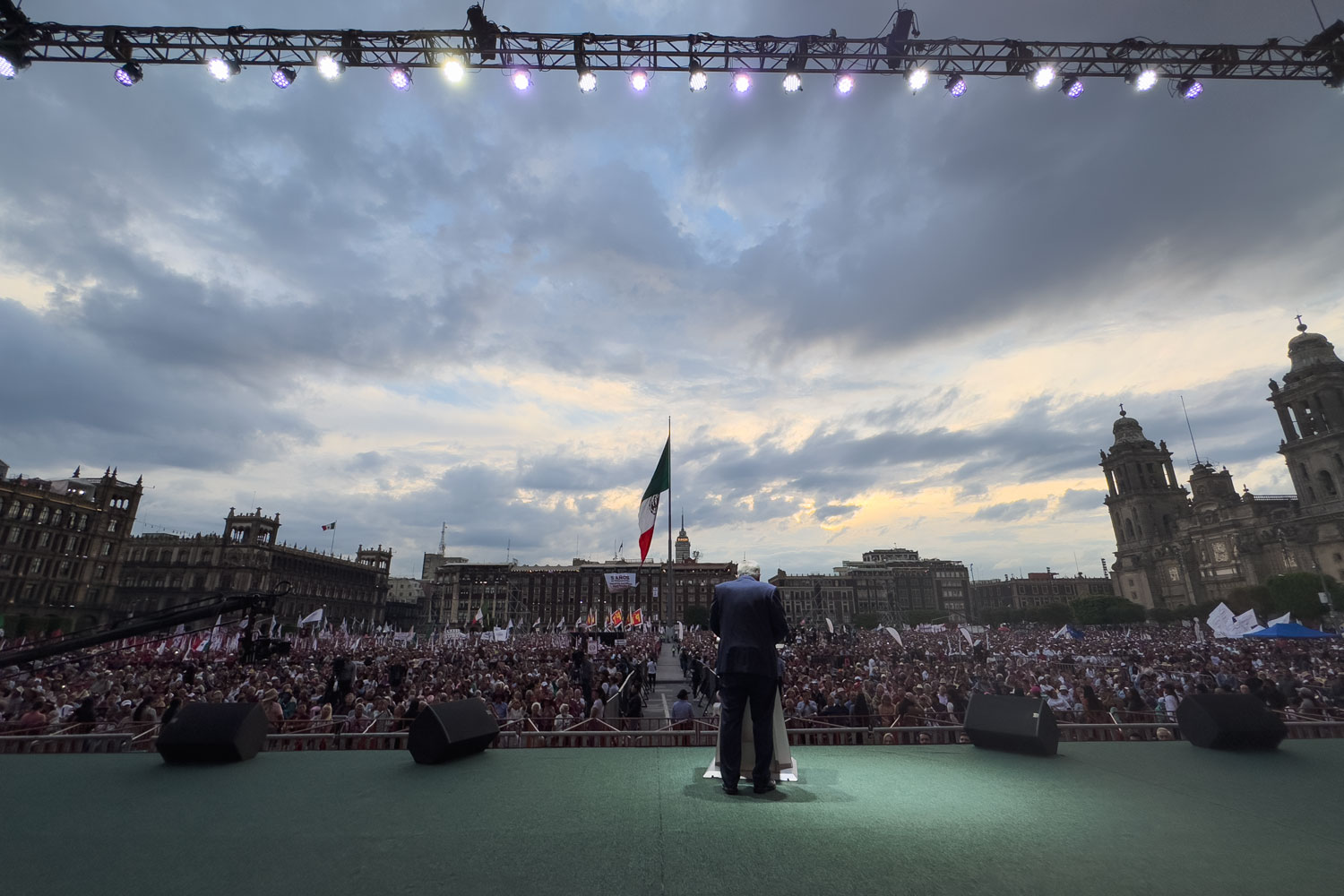 Froji_MX's tweet card. Presidencia no sabe cuánto costó la mitad de los informes que realizó AMLO en su gobierno. En la otra mitad, se gastaron más de 17.3 mdp