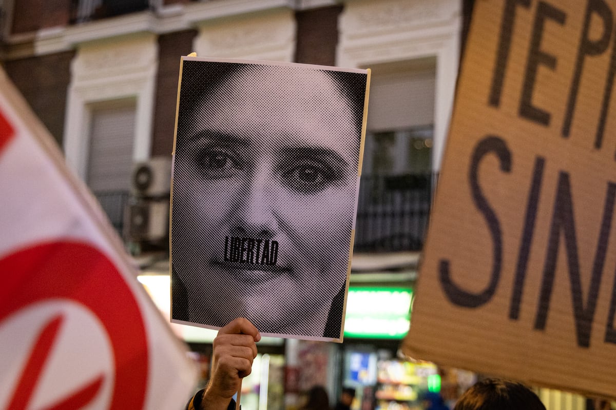 ElisaSilio's tweet card. Miles de estudiantes y profesores se concentran en el centro de Madrid, la comunidad que menos financiación aporta por alumno universitario de toda España