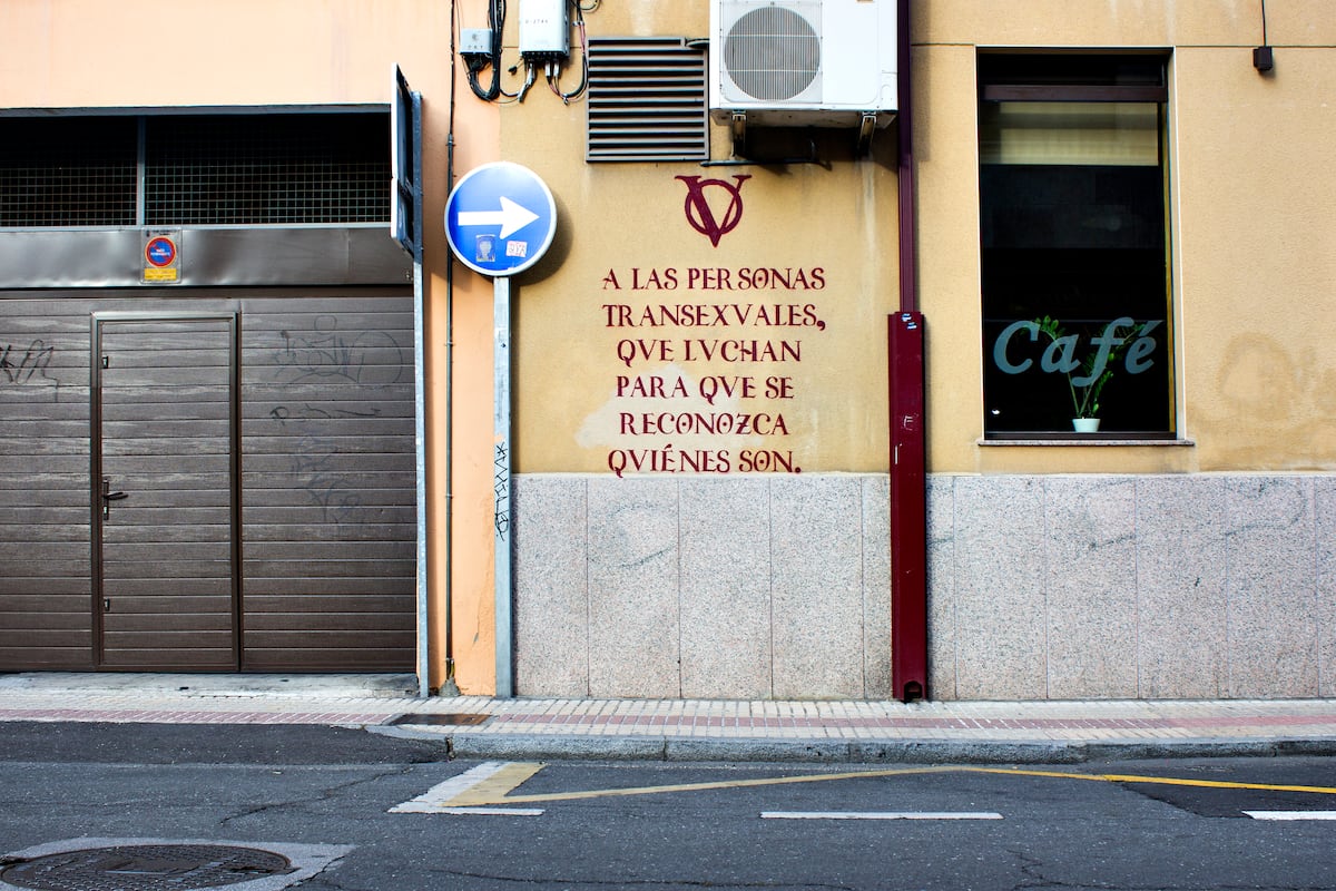 dosjotas2js's tweet card. Un homenaje tradicional de la institución a los doctores se propaga por los barrios con motivos sociales como desahuciados, victimas de violencia de género, transexuales...