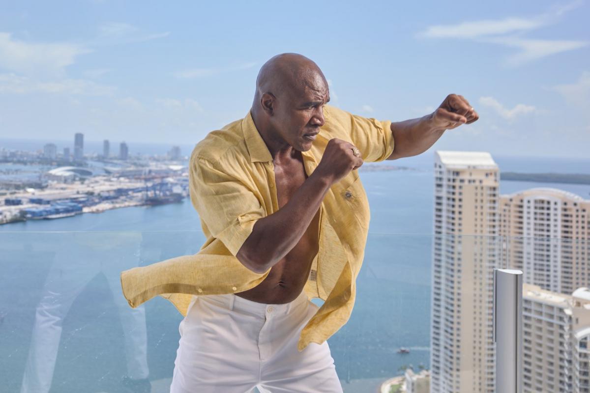 hpenot_lequipe's tweet card. Evander Holyfield a remporté quatre titres de champion du monde des lourds, a battu Mike Tyson à deux reprises. Ce dernier géant de l'âge d'or de la boxe américaine n'a plus rien à prouver. À 63 ans,...