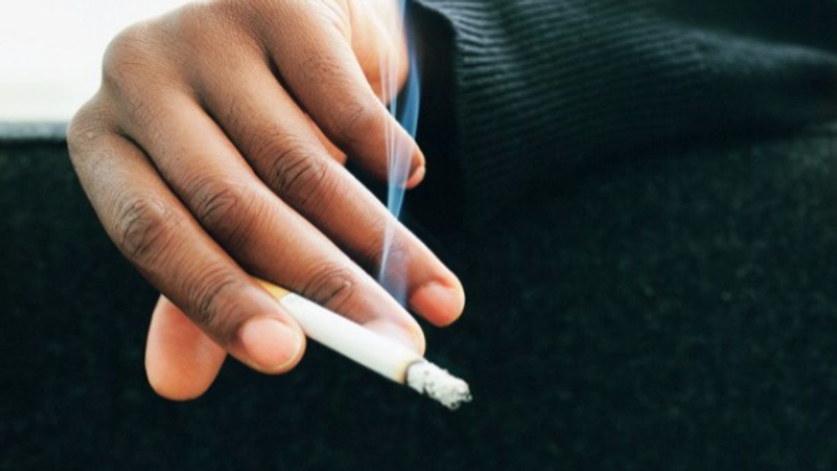 MediasetTgcom24's tweet card. Le fondazioni oncologiche italiane propongono una tassa fissa di 5 euro sui pacchetti di sigarette per ridurre i fumatori e sostenere la sanità. Scopri i dettagli.