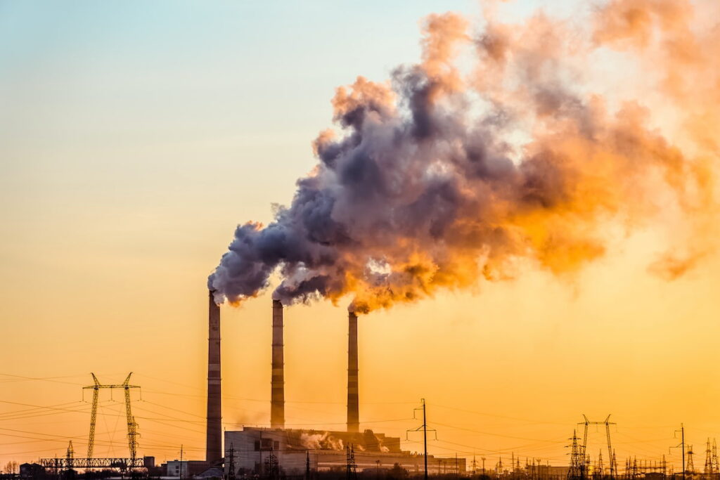 amnistiapt's tweet card. Combustíveis fósseis acarretam riscos para a saúde e meios de subsistência de dois mil milhões de pessoas, revela relatório da Amnistia Internacional.