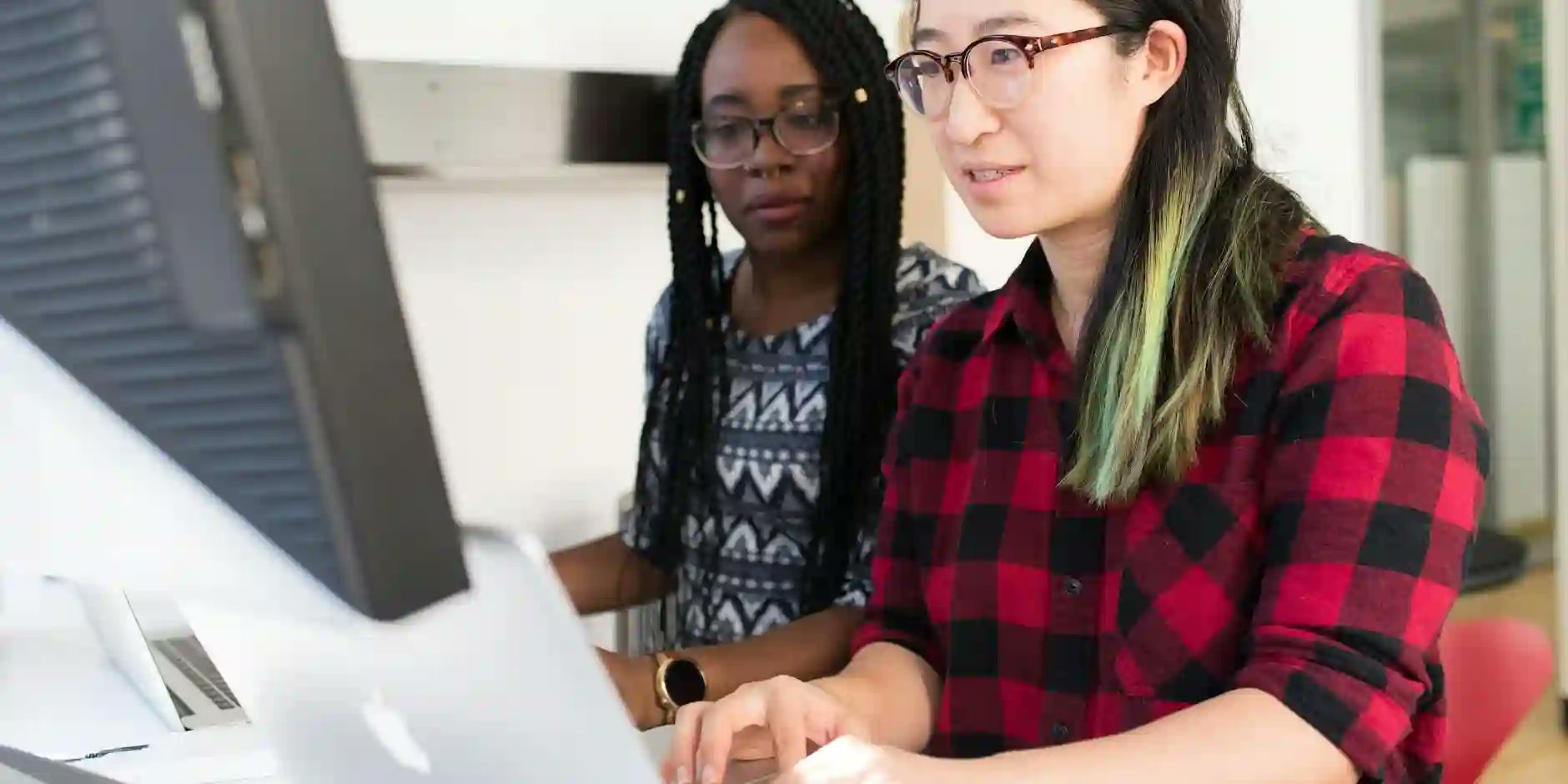 mobo's tweet card. Learn how to outsource remote developers effectively for your Ipswich-based entrepreneurial venture. Unlock the potential of remote talent!