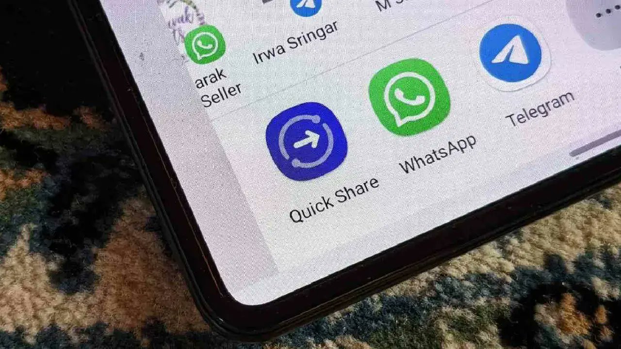 SchmidtisBlog's tweet card. Google hat mit der Integration von AirDrop-Funktionalität in Quick Share für Android eine praktische Neuerung eingeführt, die den direkten Dateiaustausch