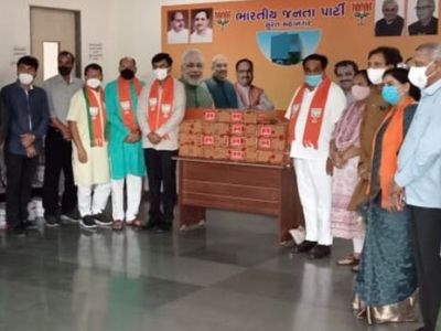 JibmukeshKumar's tweet card. BJP Distributing Remdesivir Free of Cost in Surat Gujarat No Remdesivir in Government Hospitals Politics During Coronavirus Covid-19 Pendemic Spreading, गुजरात के सूरत के BJP कार्यालय में लोगों को...