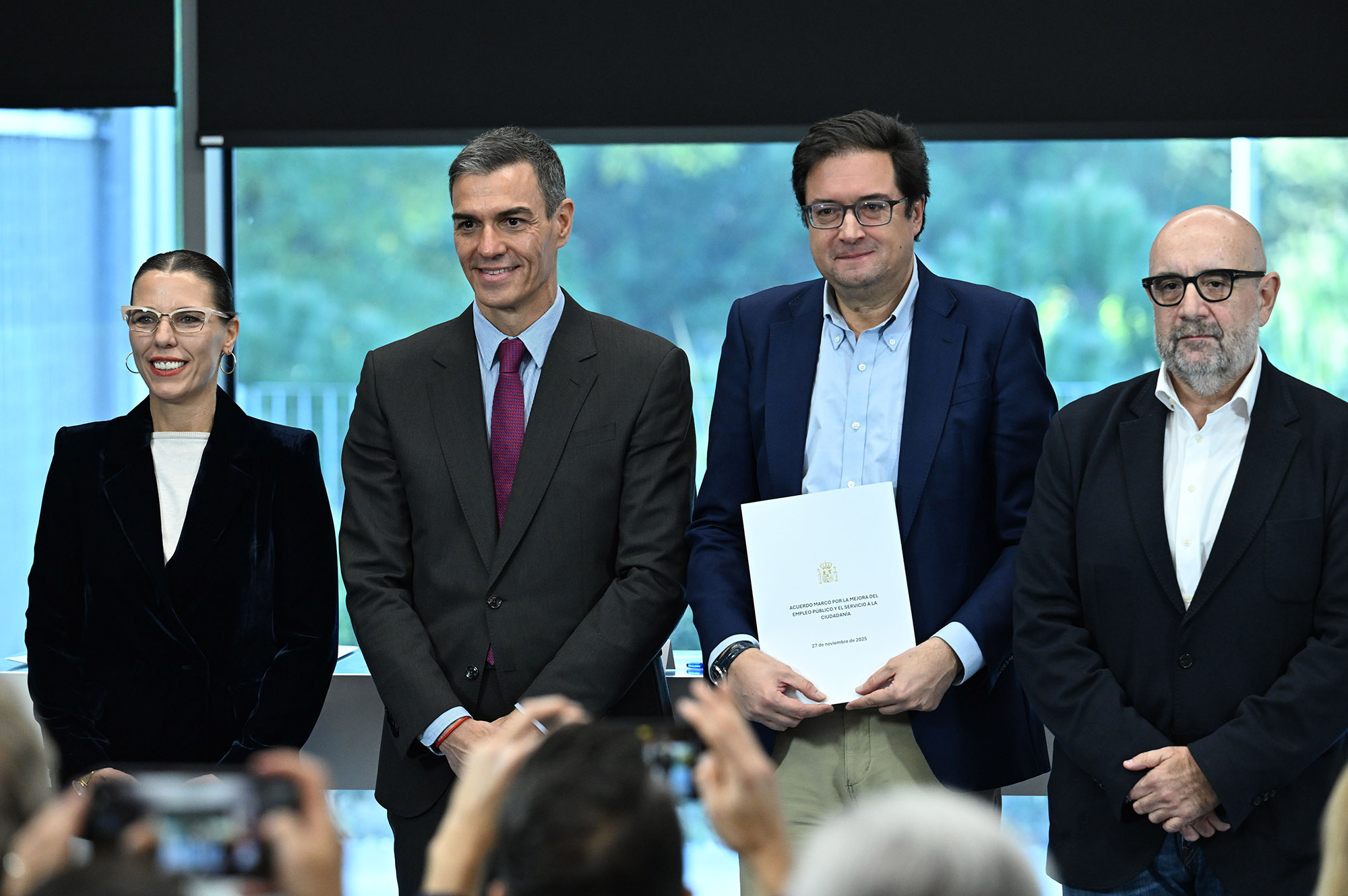 desdelamoncloa's tweet card. Sede del Ministerio para la Transformación Digital y de la Función Pública, Madrid, jueves, 27 de noviembre de 2025. El presidente ha celebrado la rúbrica del acuerdo marco por la mejora del empleo...