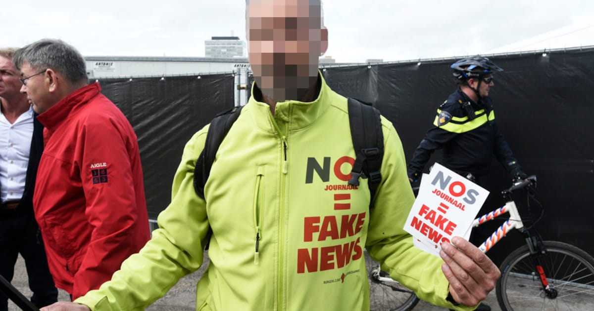 chrisklomp's tweet card. Altijd staat zijn deur open. Maar sinds dinsdag zit het appartement van Til (61) in hartje Kampen potdicht. De politie heeft de man opgepakt, blijkt uit onderzoek van de Stentor. Hij zou deel...