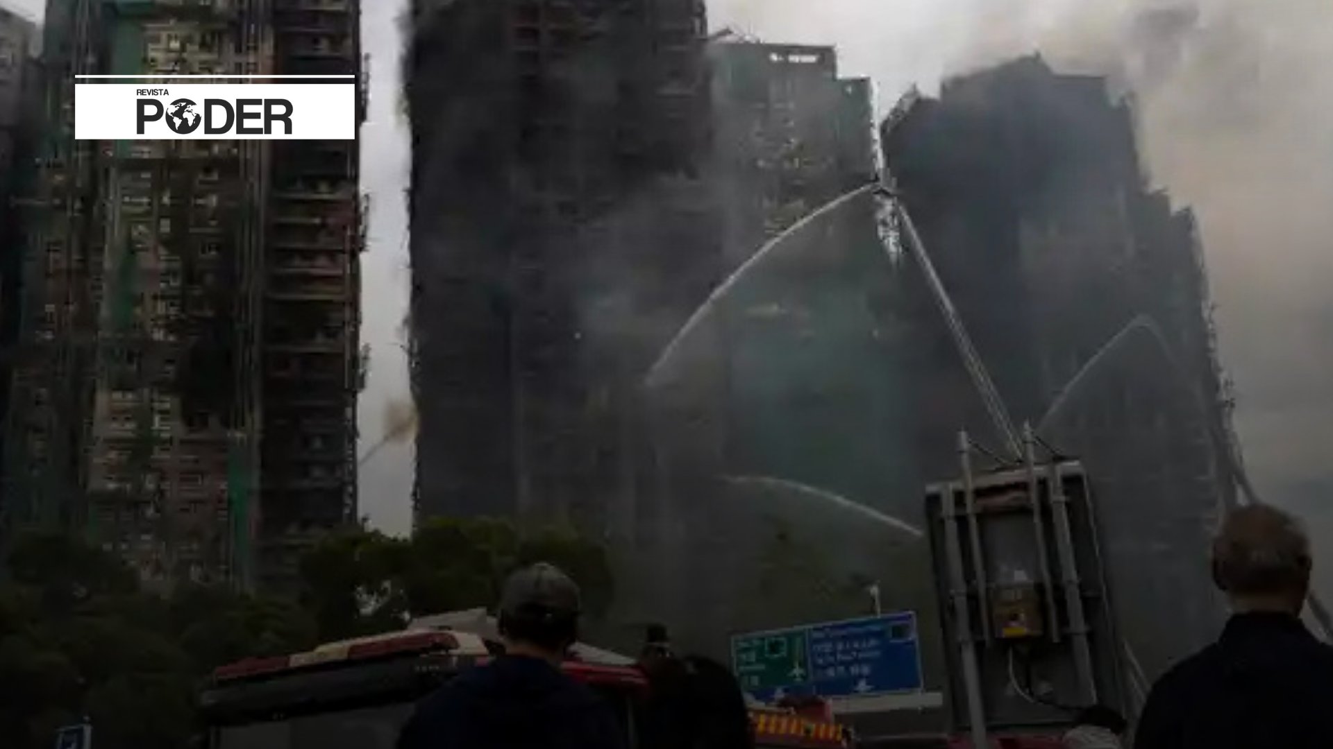 RevistaPODERcol's tweet card. El número de muertos y desaparecidos sigue aumentando tras el incendio más grave registrado en Hong Kong en los últimos 30 años. La tragedia ocurrió en un edificio residencial de Kowloon, una zona...