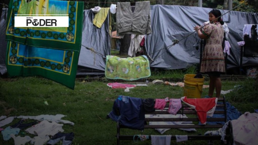 RevistaPODERcol's tweet card. El número de muertos y desaparecidos sigue aumentando tras el incendio más grave registrado en Hong Kong en los últimos 30 años.