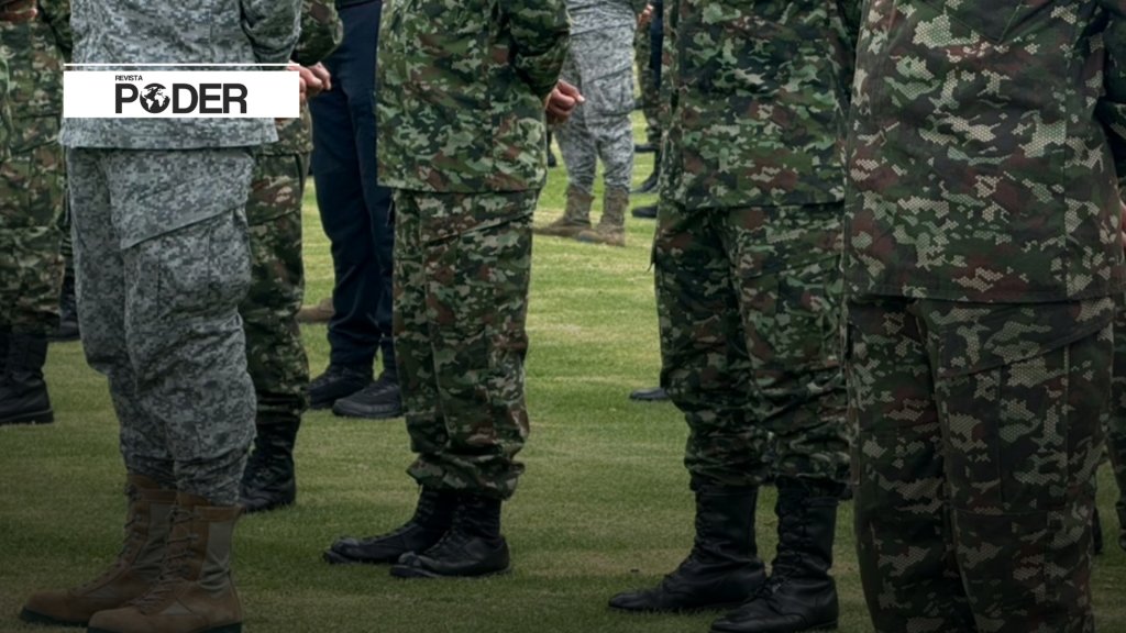 RevistaPODERcol's tweet card. Las autoridades confirmaron en la noche de este miércoles un grave hecho ocurrido dentro de las instalaciones del Cantón Norte en Bogotá, donde fueron hallados sin vida dos oficiales del Ejército, un...