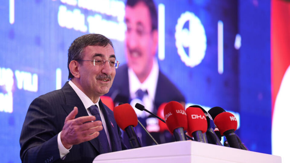 BloombergHT's tweet card. Cumhurbaşkanı Yardımcısı Cevdet Yılmaz, Türkiye'nin bu yıl Dünya Bankası kriterlerine göre ilk kez yüksek gelirli ülkeler sınıfına adım atacağını belirtti.