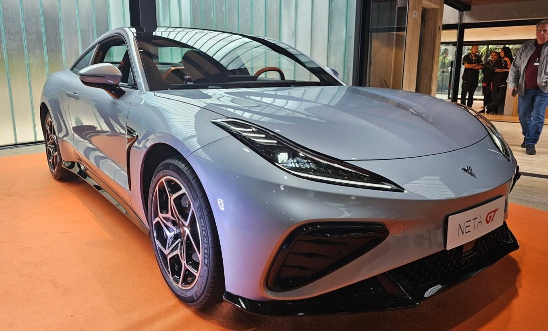 motorshow_ed3's tweet card. Neta diz que as vendas dos modelos Aya e X seguem normalmente