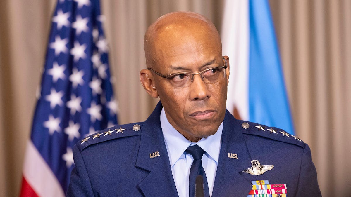 Perwoll7's tweet card. Mit der Entlassung von Generalstabschef Charles Q. Brown führt Trump durch, was Hegseth vor den Wahlen angekündigt hatte. Der neue Chef trägt einen Stern weniger.