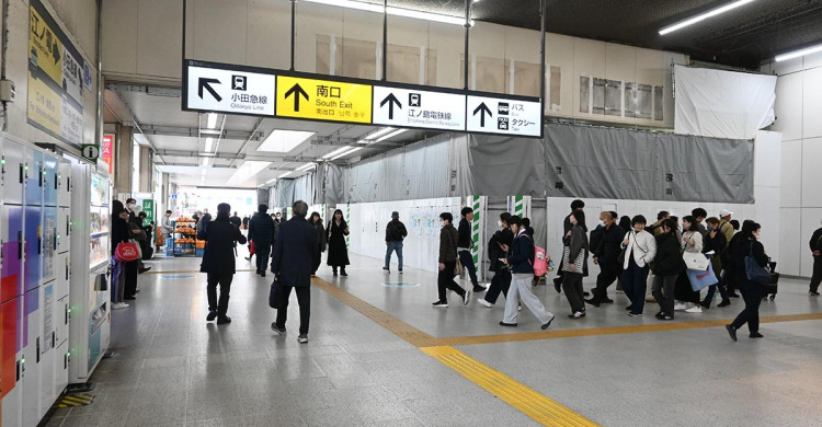 KanalocoLocal's tweet card. 藤沢駅南北自由通路の拡幅と小田急江ノ島線藤沢駅の橋上化に向けた駅改良工事を巡り、市は２７日、２０２６年１月末に橋上駅舎２階の新改札の利用を開始する方針を明らかにした。「湘南の玄関口」といわれる同駅の混雑解消や利便性の向上を図る。同日の市議…
