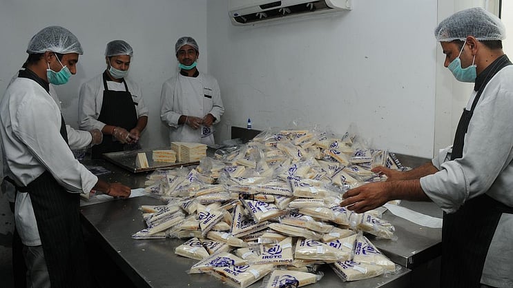 TamilTheHindu's tweet card. புதுடெல்லி: ‘ஹலால் உணவு’ என்​ப​தற்கு இஸ்​லாமிய சட்​டப்​படி அனு​ம​திக்​கப்​பட்ட உணவு என்ற பொருள் ஆகும். இந்​நிலை​யில் ரயில்​களில் முஸ்​லிம்​களுக்​கான ஹலால் முறைய