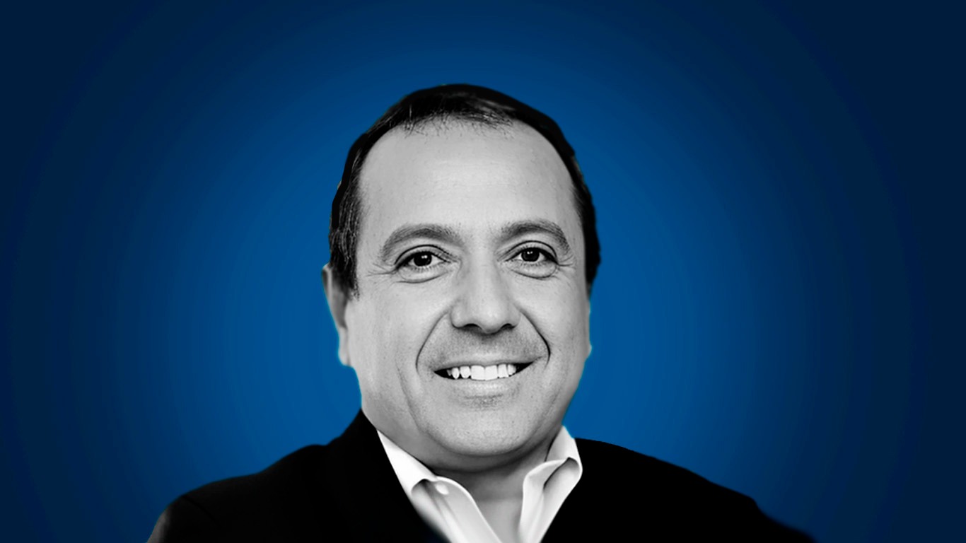 thecliniccl's tweet card. Patricio Góngora dejó su cargo en el directorio de Canal 13 tras las acusaciones que lo vinculan a cuentas de desinformación, aunque negó ser el responsable.