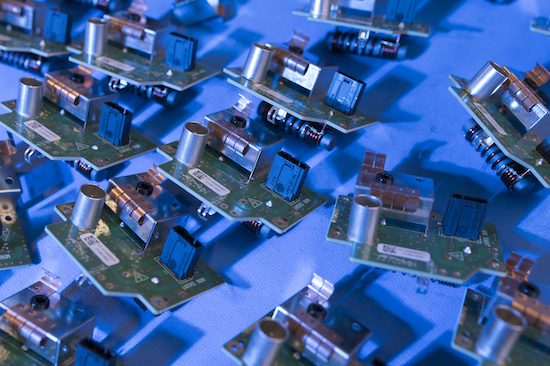 dynamicsource_'s tweet card. Discover the key differences between Consignment Manufacturing vs. Turnkey PCB Manufacturing. Learn how each model impacts cost, efficiency, and risk.