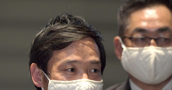 ppsh41_1945's tweet card. 　大阪府泉大津市の南出賢一市長は22日、首相官邸で木原稔首相補佐官と面会し、地元の繊維メーカーが製造した布マスクを手渡した。この布マスクを巡っては、安倍晋三首相が17日の記者会見で政府の布マスクの配布事業に疑問を示した朝日新聞記者に「御社も2枚3300円で販売していた」と“反撃”したことが物議を醸し