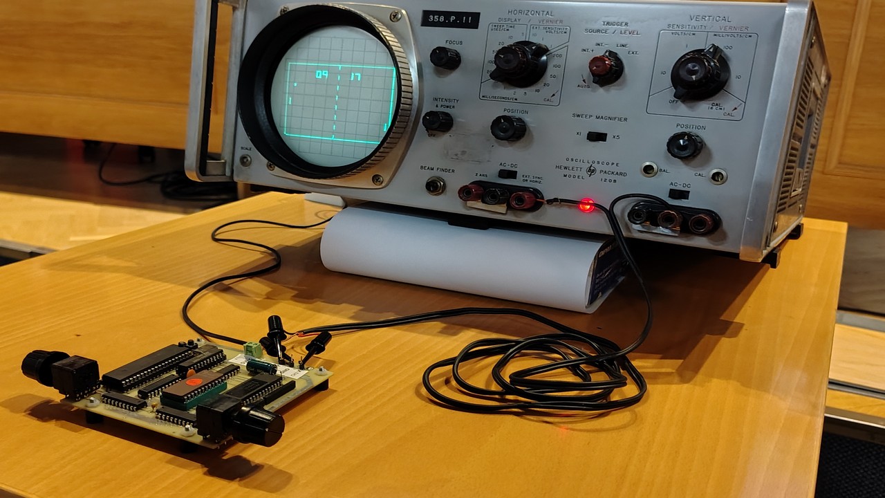 manllaca's tweet card. Jugando al primer videojuego español, creado en 1977, en la Universidad Politécnica de Madrid