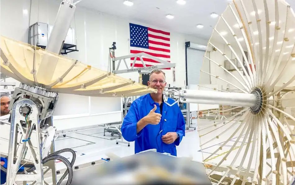 PaulWeeteling's tweet card. De koers van het aandeel AST Mobile is de afgelopen maand met 80% gestegen. Toch raden wij beleggers aan om de kat uit de boom te kijken.