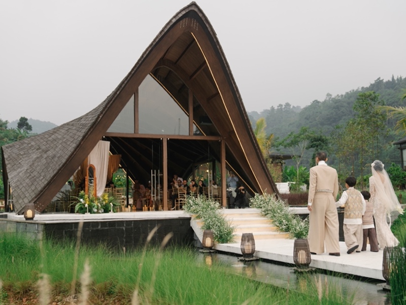 lemariage_id's tweet card. Kencana Valley hadir sebagai destinasi pernikahan baru yang unik untuk merayakan cinta di tengah alam tropis yang mewah dan penuh kenyamanan, tersembunyi di balik perbukitan Megamendung, wilayah...