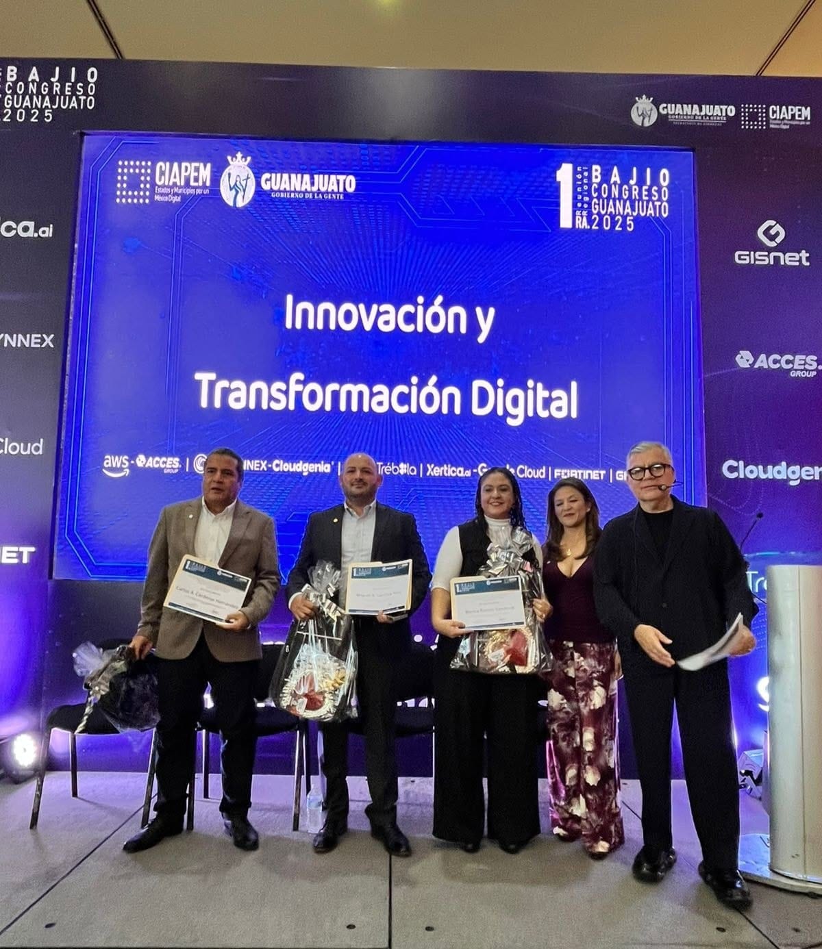 EdomexRed's tweet card. El Gobierno de Tlalnepantla expuso su modelo de gestión digital durante el Panel “Casos de Éxito en Transformación Digital Municipal” en Guanajuato, demostrando el compromiso del Presidente Municip...