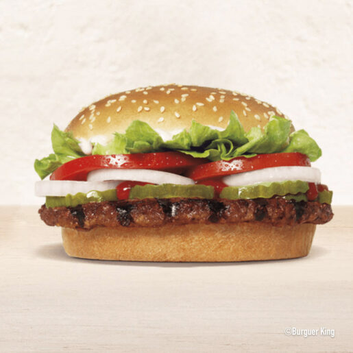 avinmedios's tweet card. El restaurante de comida rápida Burger King México vuelve a encender el fuego, pero esta vez con una jugosa sorpresa: la Whopper Vegetal esta opción que quizá