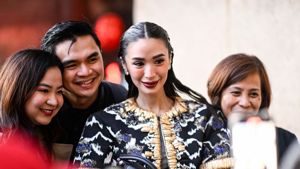 VanityFairFR's tweet card. L'actrice et influenceuse philippine a-t-elle été la meilleure élève de la semaine de la haute couture à Paris ?