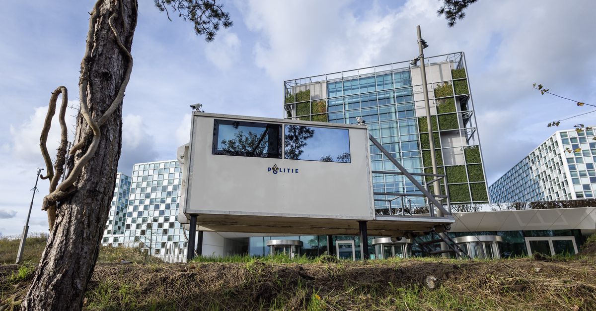 Basdevos's tweet card. Het Internationaal Strafhof heeft besloten een Duits alternatief voor de kantoorsoftware van het Amerikaanse Microsoft aan te schaffen.