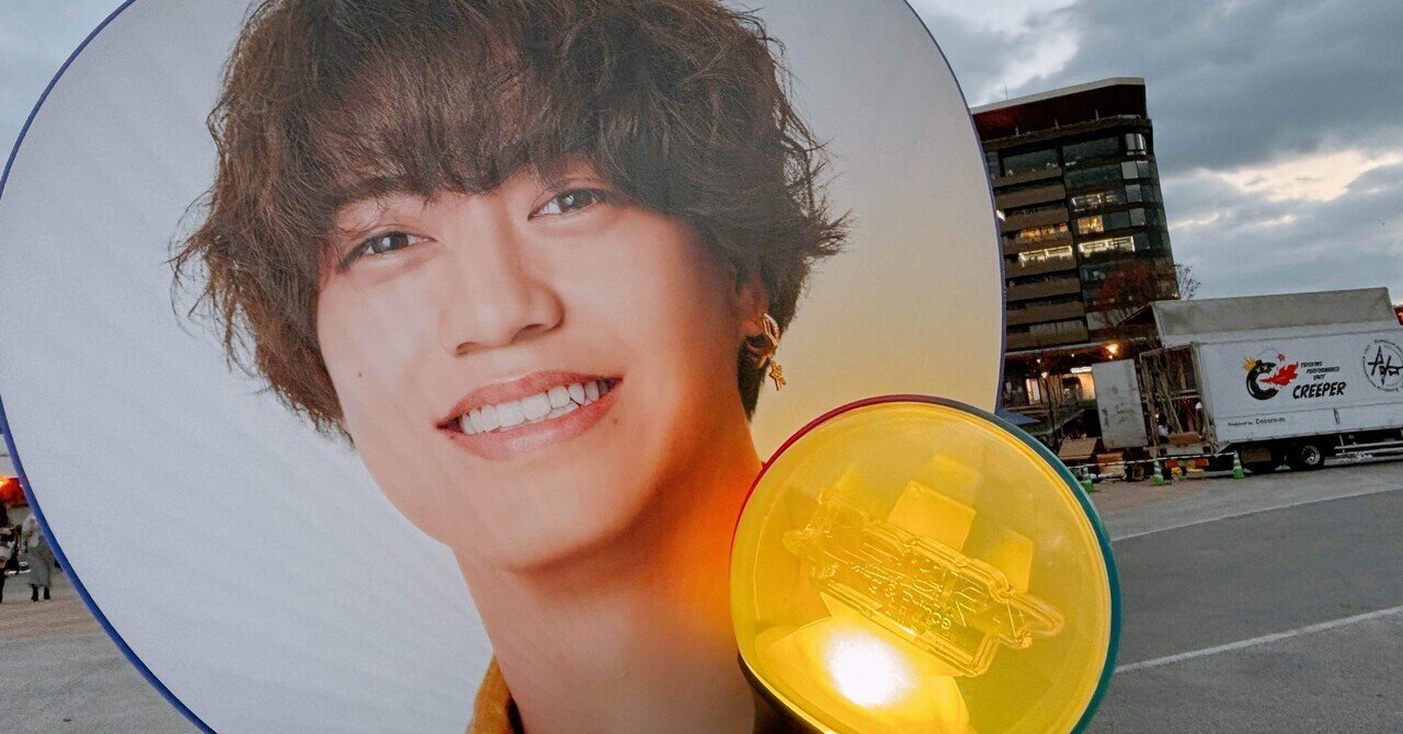 kp__skyr__0403's tweet card. 今でこそ毎日海人くんのことを考え、海人くんにメロつき、隙あらば海人くんへの愛を叫びまくっている私だが、私が髙橋海人くんのことを好きになってから今日まで、実に約1年しか経っていないということが、我ながら驚きである。 この歳になって、このオタク歴を持ってしても、いきなり髙橋海人の沼に飲み込まれ、あれよあれよという間にどんどん深くまで落ちていき、今となっては海人くんのこと以外考えられないほどなのだ...