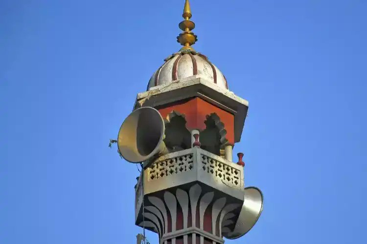 AwazTheVoiceUrd's tweet card. اتر پردیش: مساجد میں اونچی آواز میں لاؤڈ اسپیکر کے استعمال پر 17 مقدمے درج