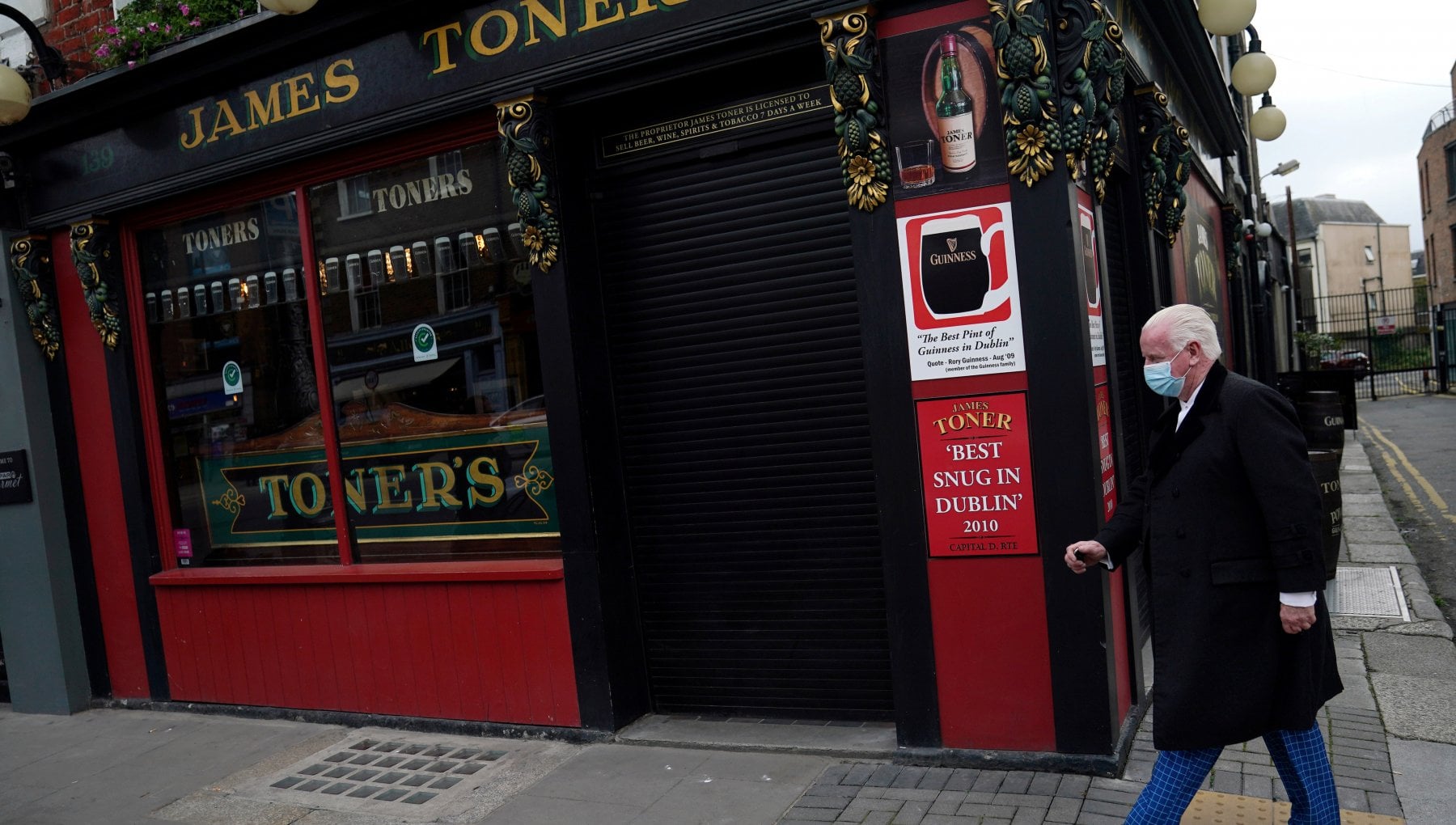 LearnItaEng's tweet card. La nuova moda è acquistare un biglietto aereo a 9,99 euro e utilizzarlo per avere accesso ai terminal, l'unico posto in cui i pub sono aperti 