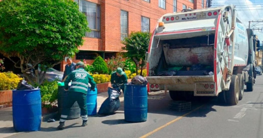 CaracolRadio's tweet card. Sensibilizando a la ciudadanía y creando comunidades en WhatsApp