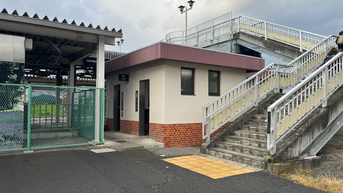livedoornews's tweet card. きょう未明、群馬県のJR沼田駅前にある公衆トイレで、69歳の男性がクマに襲われました。男性は右脚をひっかかれ、軽傷です。【写真を見る】JR沼田駅前の公衆トイレにクマトイレ出ようとした瞬間…69歳男性が襲われ