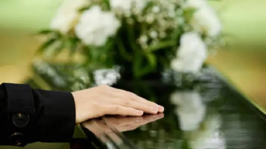 MexicoSocial_'s tweet card. México enfrenta una paradoja trágica: la reducción estadística de la pobreza convive con el empobrecimiento de las condiciones de vida y de muerte.