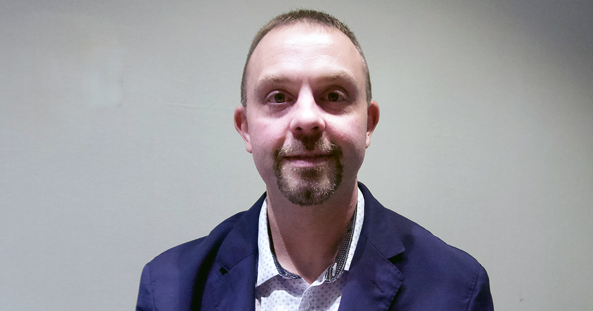 Gartner_jp's tweet card. 　深刻化する人手不足は2030年代まで続くと予測される状況下、正社員の確保・定着は企業存続に関わる喫緊の課題だ。もはや、給与や福利厚生だけでは、優秀な人材を引き留められない。そこで今、「従業員体験（エクスペリエンス）」の向上が企業競争力の鍵として急浮上している。人材を確保・定着させるには、全従業員の働きやすさの向上、つまり「デジタルワークプレイス」の整備が急務だ。これをガートナーは従業員体験...