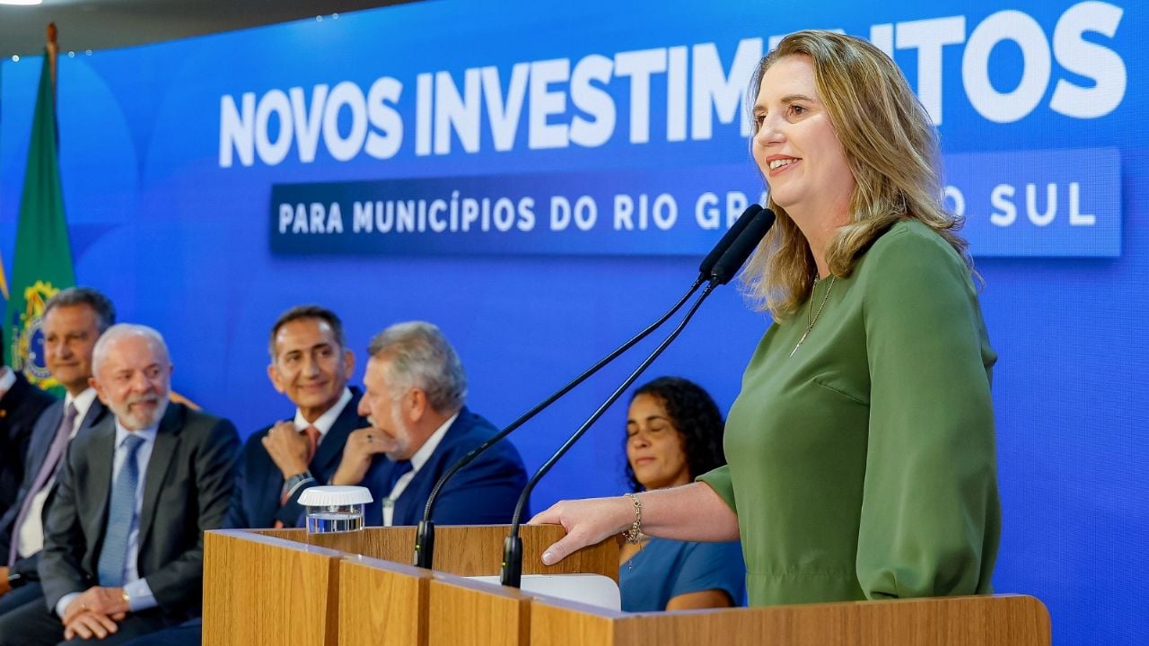revistaforum's tweet card. Carine Schwingel, prefeita de Estrela, no Rio Grande do Sul, se emocionou ao falar da parceria com o governo federal na reconstrução da cidade após as enchentes