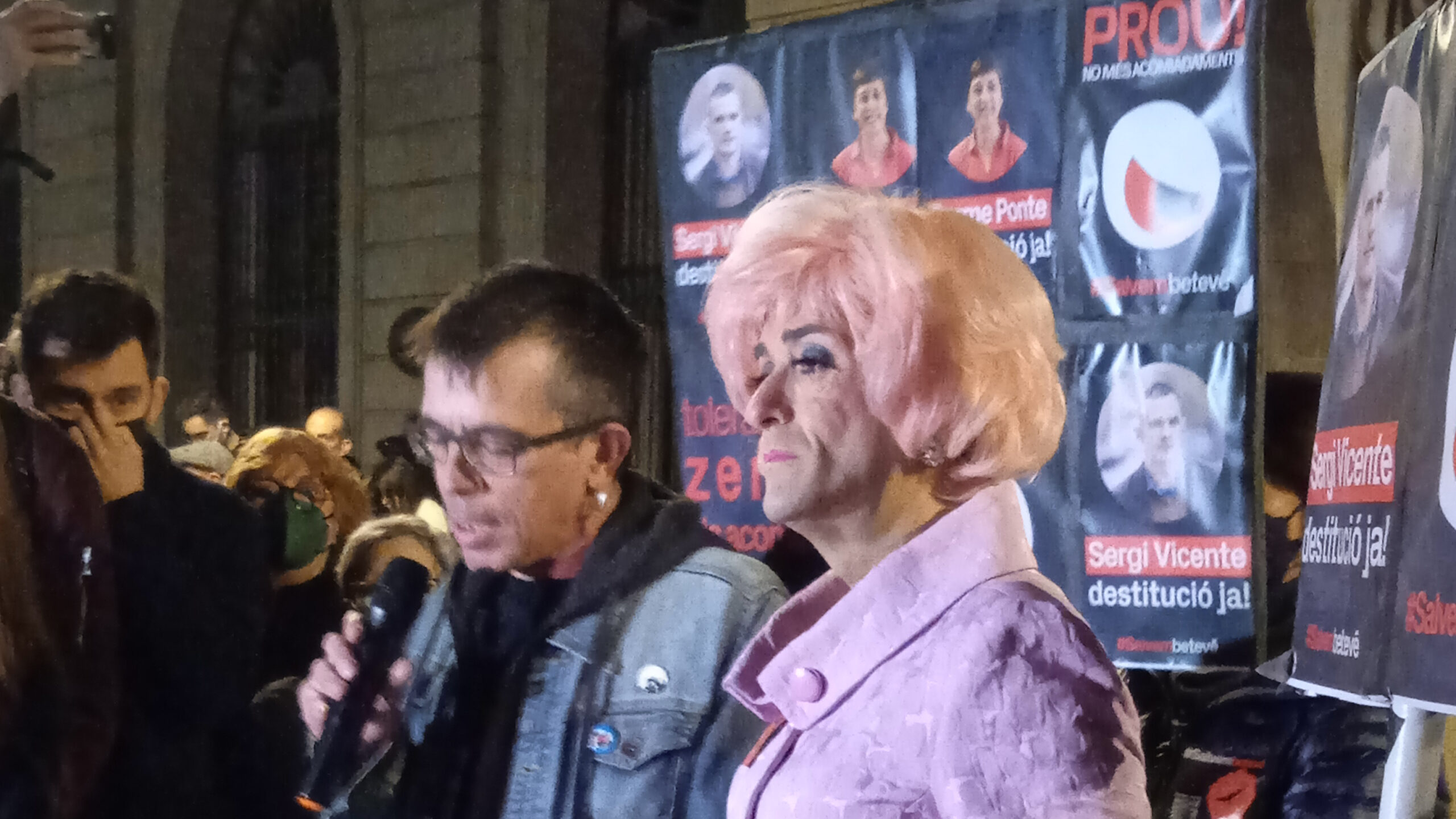 ccoocatalunya's tweet card. Més d’un centenar de persones es van mobilitzar ahir a la tarda a la plaça de Sant Jaume per protestar contra l’acomiadament d’una dotzena de treballadors i treballadores i el tancament de tres…