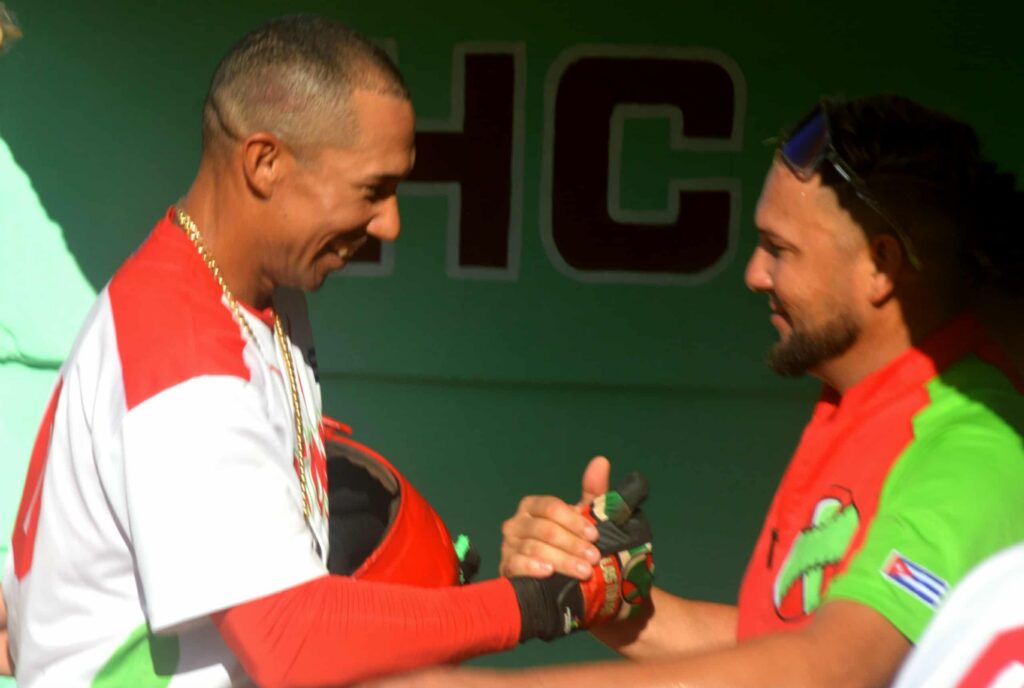 tiempo21cuba's tweet card. Toda una fiesta se vivió en el estadio Gilberto Ferrales del sureño municipio de Amancio, con el regreso de un partido de la Serie Nacional de Béisbol que enfrentó a Leñadores y Cazadores. El público...